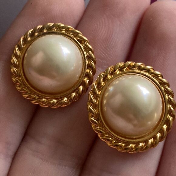💛 Vintage HTF Vendome Crescent Moon Brooch & Pearl Earring Set - Picture 3 of 6